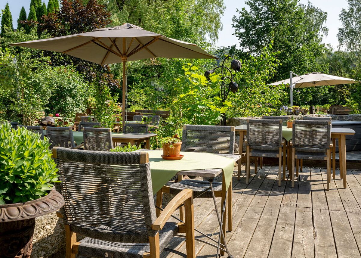 Essen im Gastgarten mit Sonnenschirmen