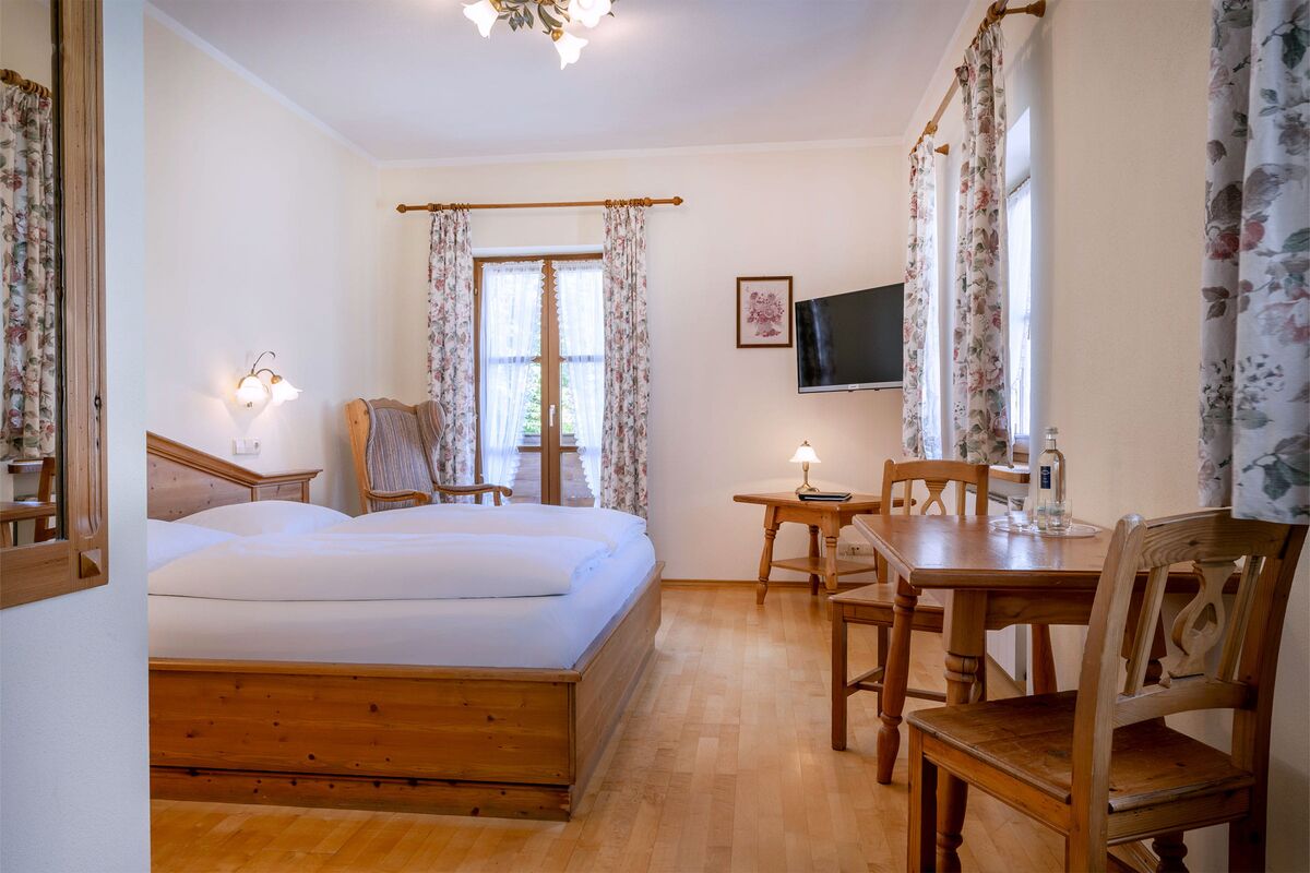 Doppelzimmer mit Balkon im Landhausstil