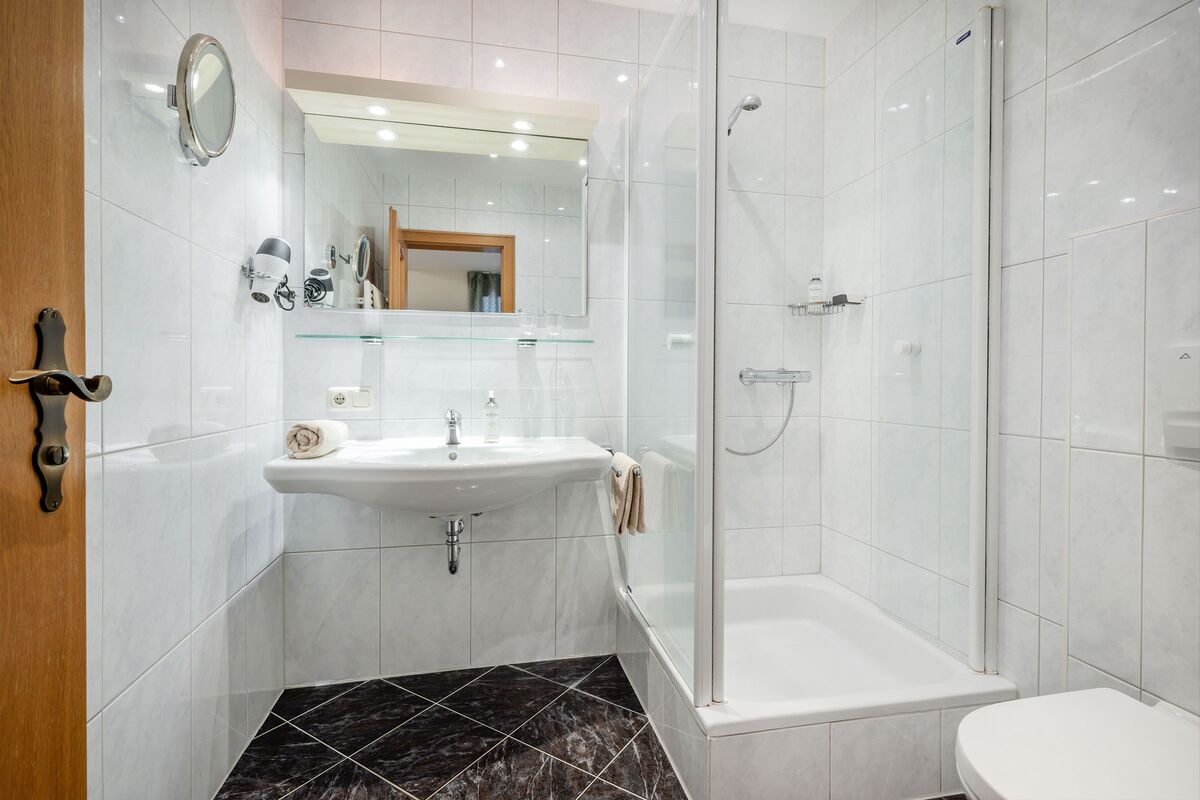 Badezimmer mit Dusche und WC