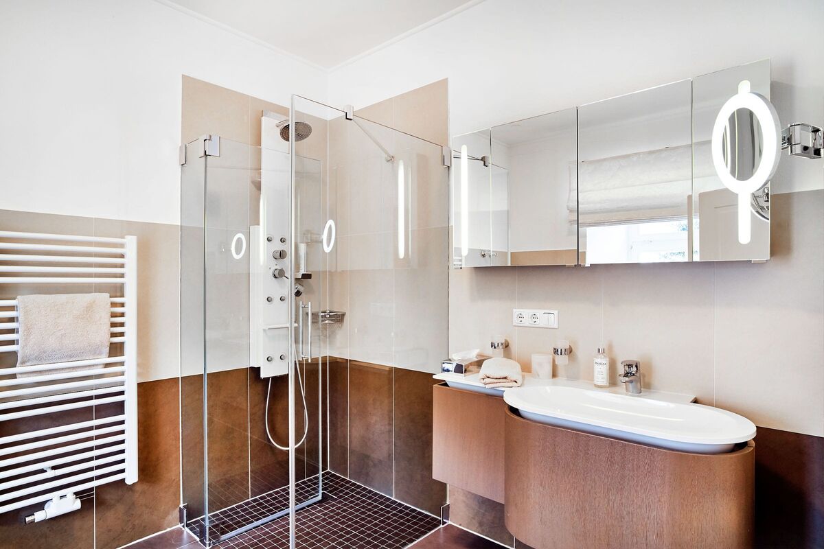 Badezimmer mit Dusche mit Infrarot-Funktion