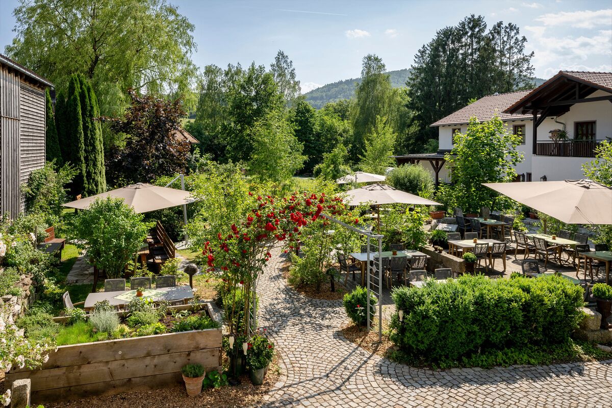 Im Gastgarten vom Landgasthof Kammbräu Natur genießen