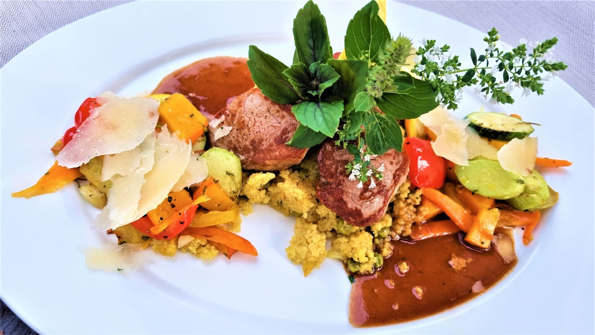 Fein angerichtetes Schweinefilet mit Gemüse, Couscous und Kräutern im Landgasthof Kammbräu
