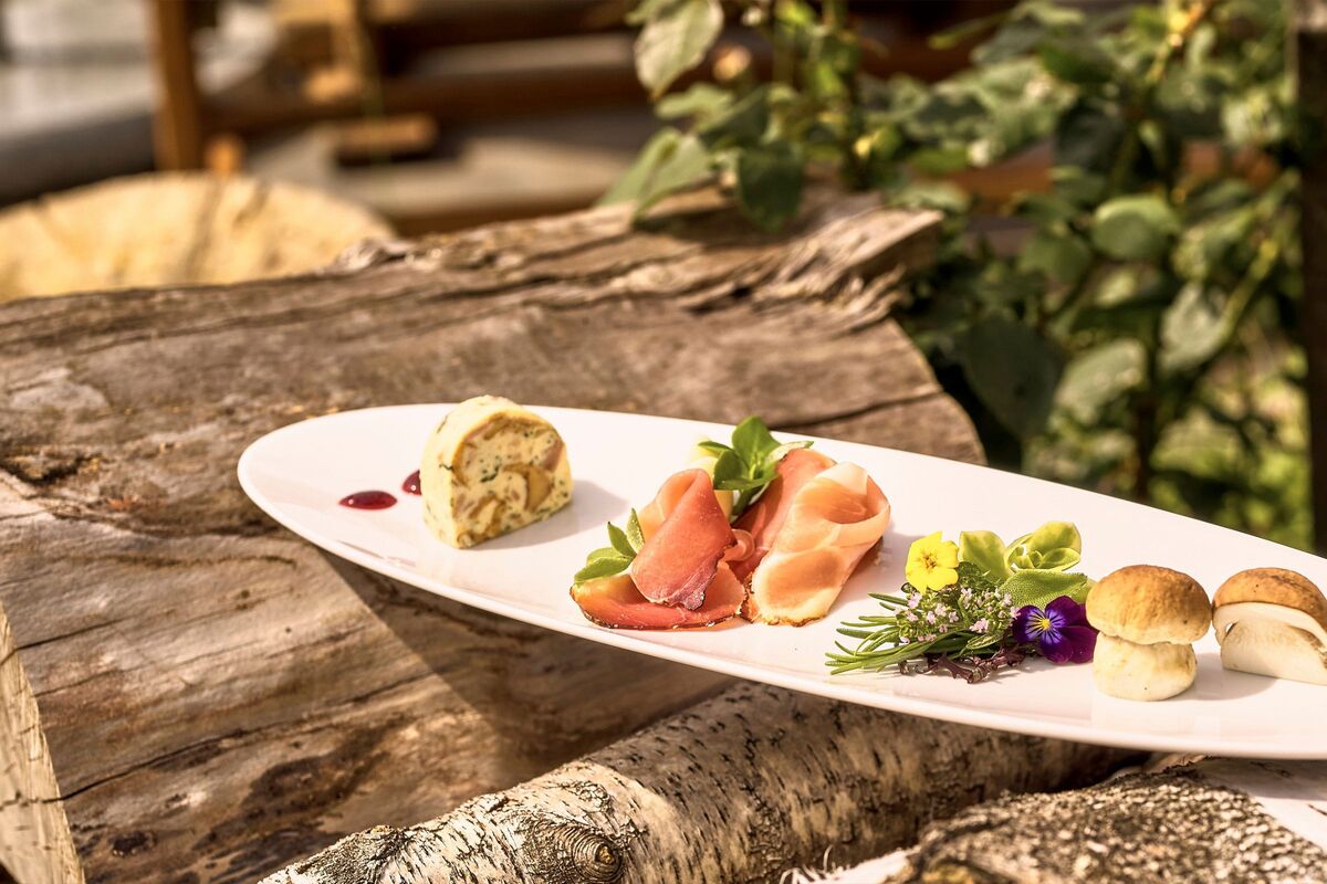 Reichhaltiges Buffet mit natürlichen Zutaten