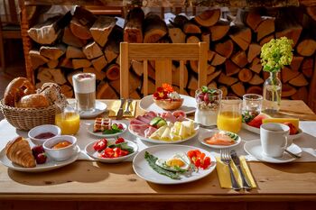 Frühstück vom Buffet mit großer Auswahl