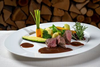 Hauptgang mit Fleisch und Buttergemüse