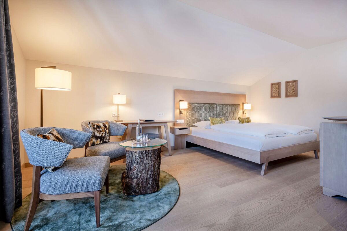 Doppelzimmer mit Naturmöbeln