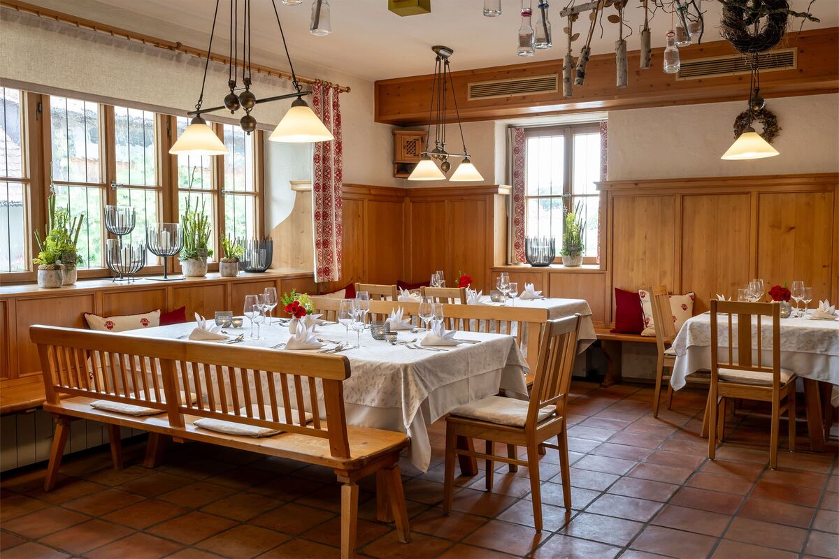 Urige Gaststube: großer Raum