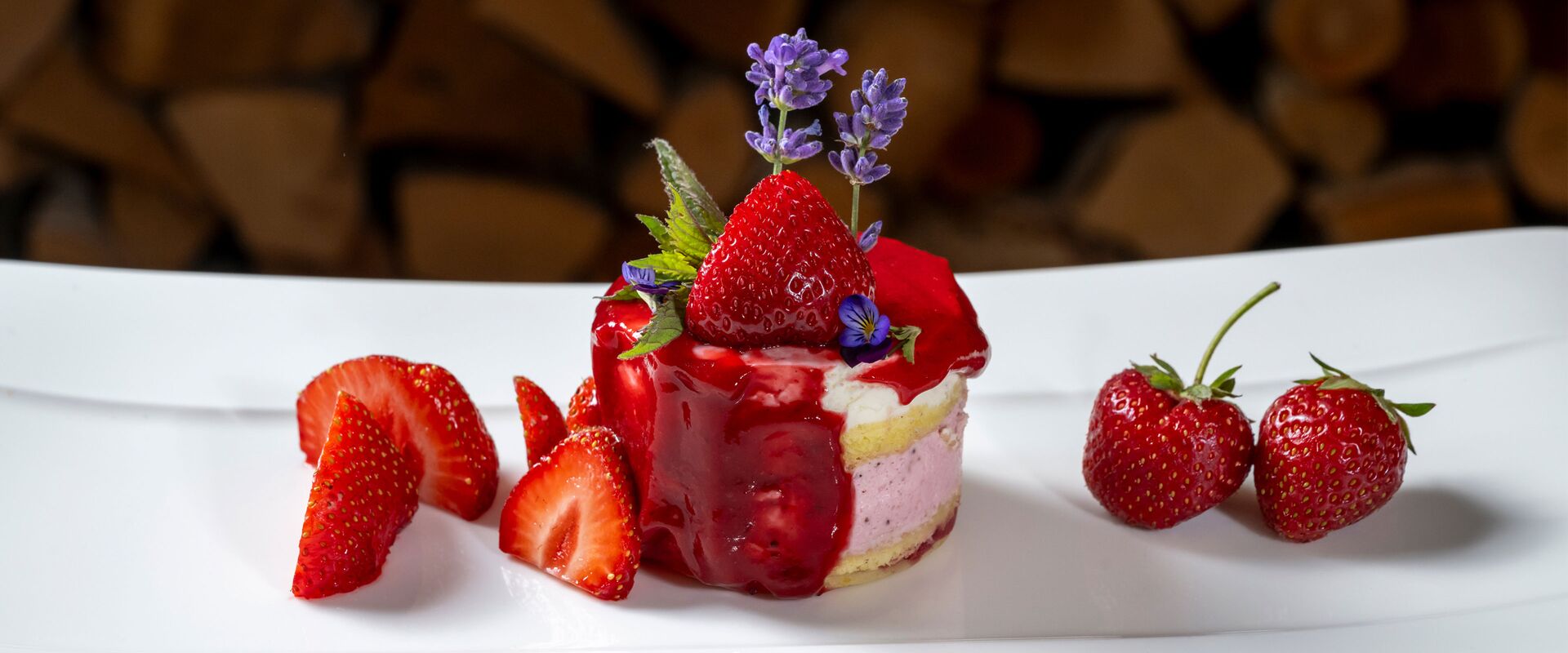 Erdbeer-Dessert mit Creme und frischen Früchten aus dem vegetarischen Menü im Gasthof Kammbräu
