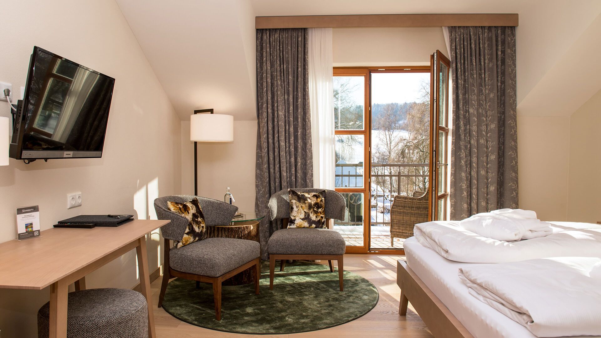 Naturgenusszimmer mit Balkon im Winter