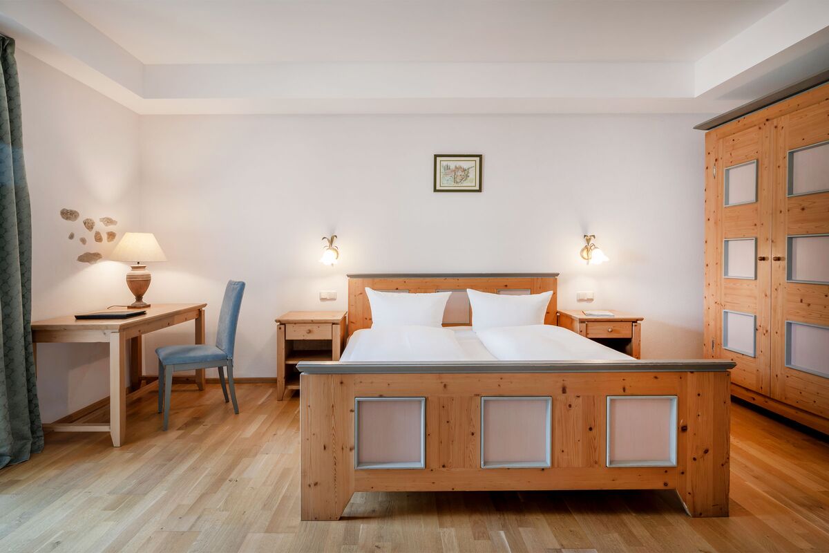 Doppelzimmer mit rustikalen Vollholzmöbeln