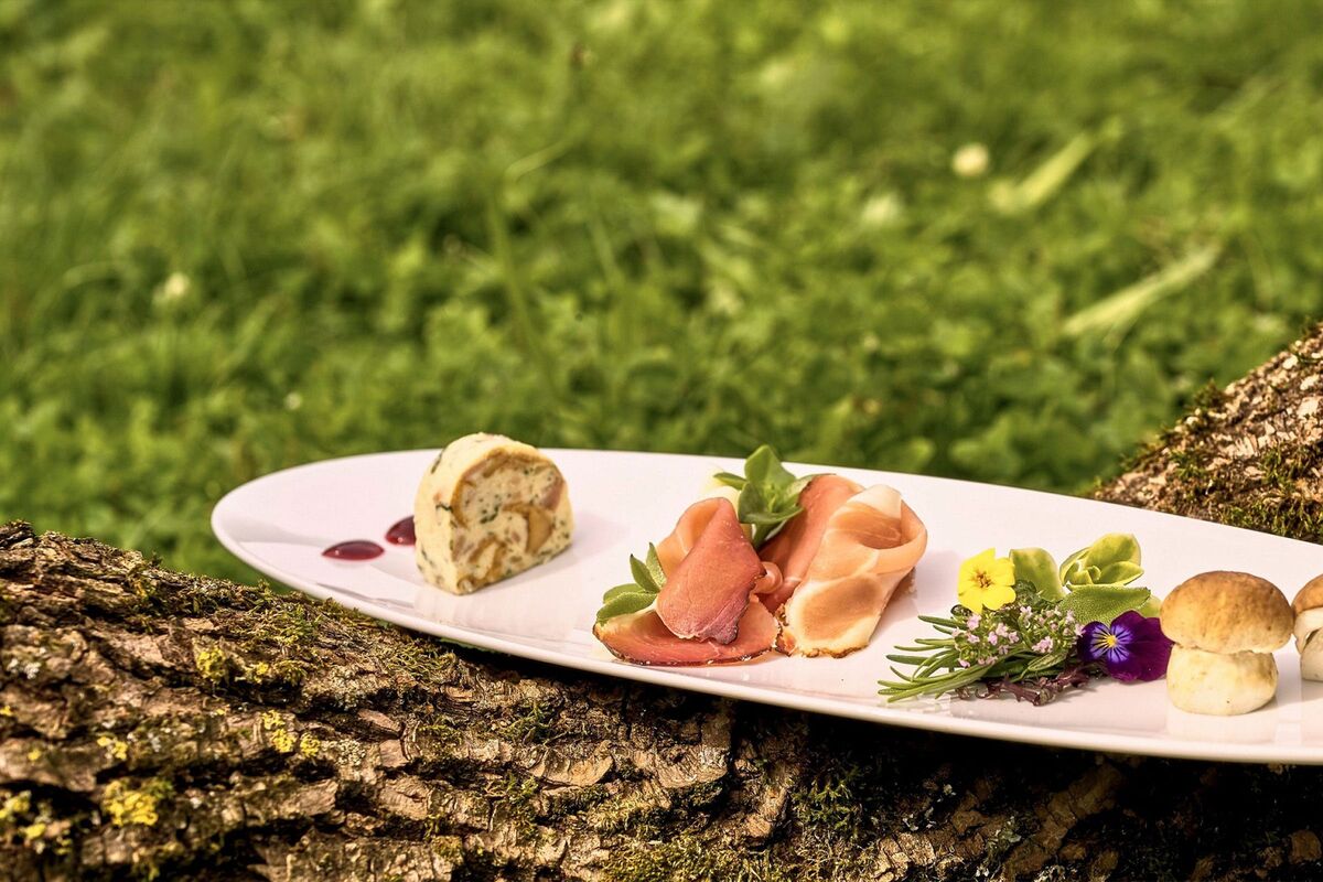 Vorspeise: Geräucherter Schinken mit Kräutern, Pilzen und Terrine