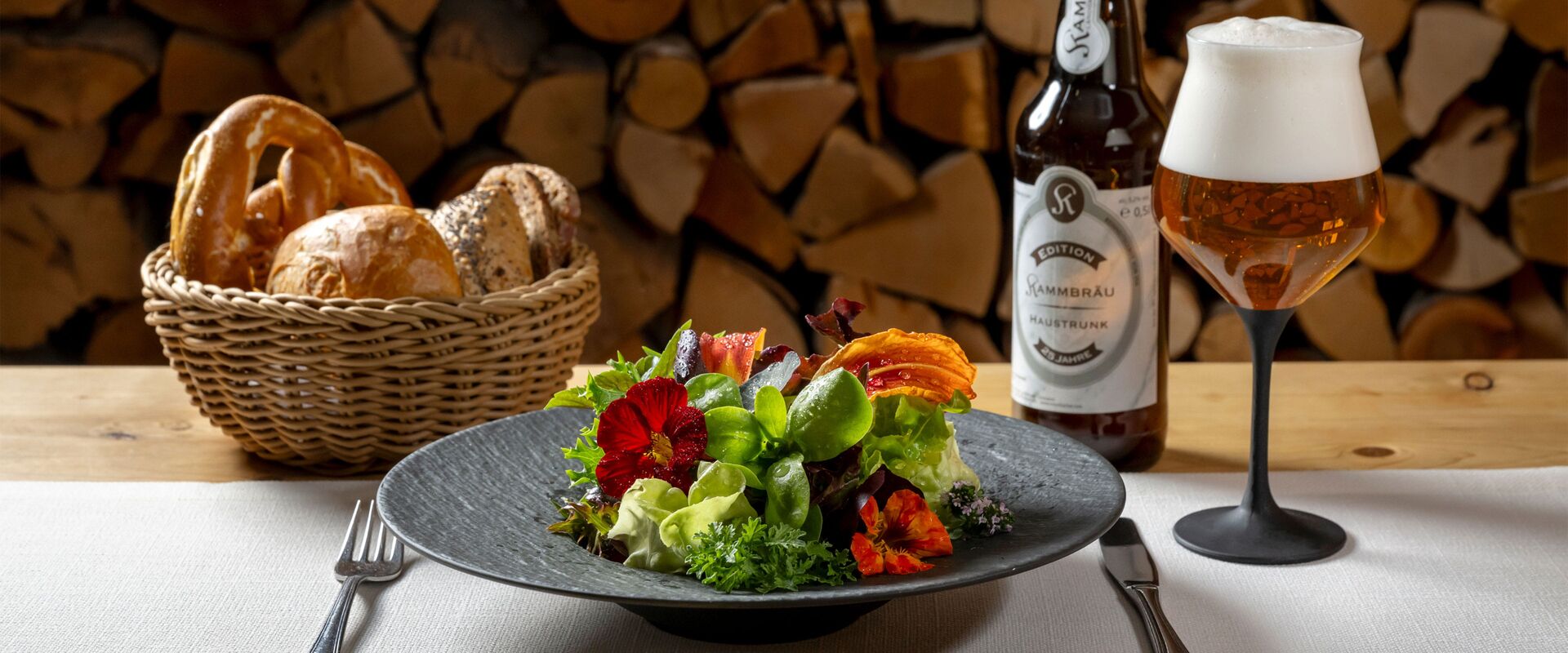 Brotzeit: bunter Salatteller mit Jubiläumsbier