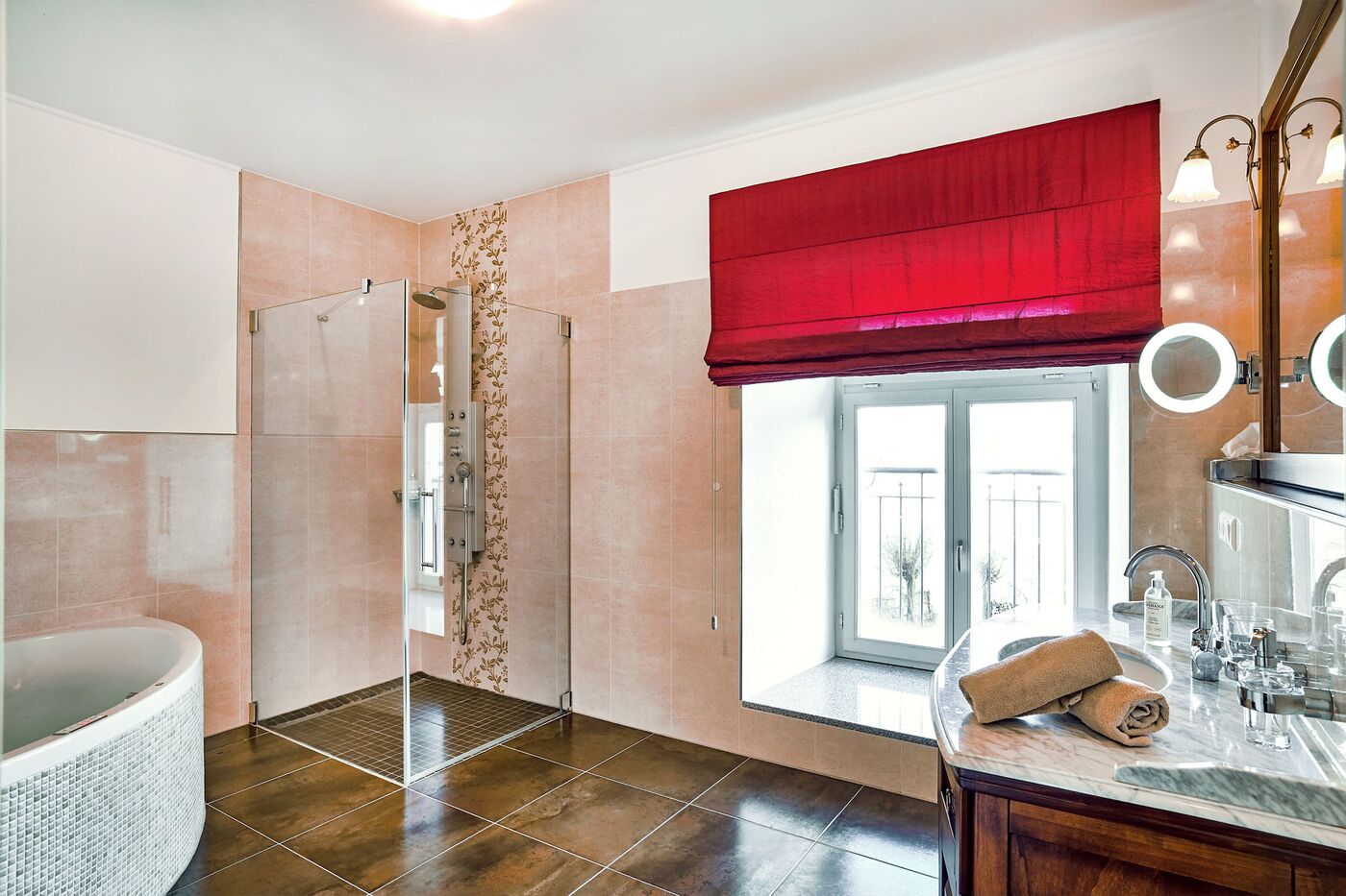 Badezimmer mit Whirlpool