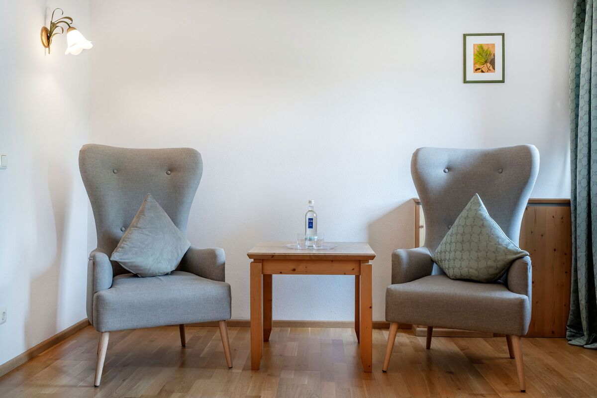 Sitzecke im Sonnenwaldzimmer ohne Balkon