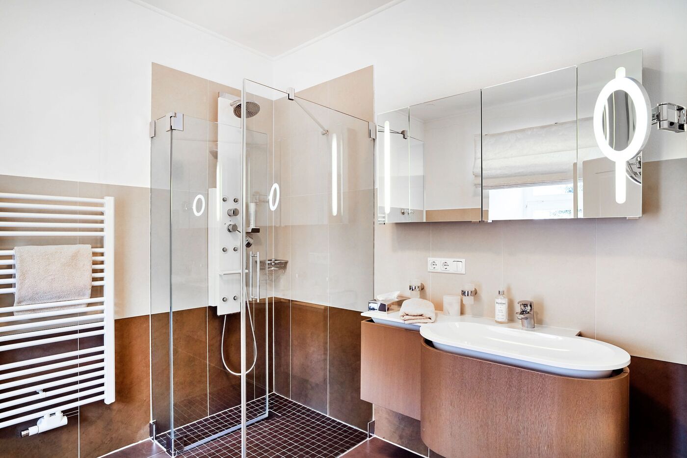 Badezimmer mit Dusche mit Infrarot-Funktion