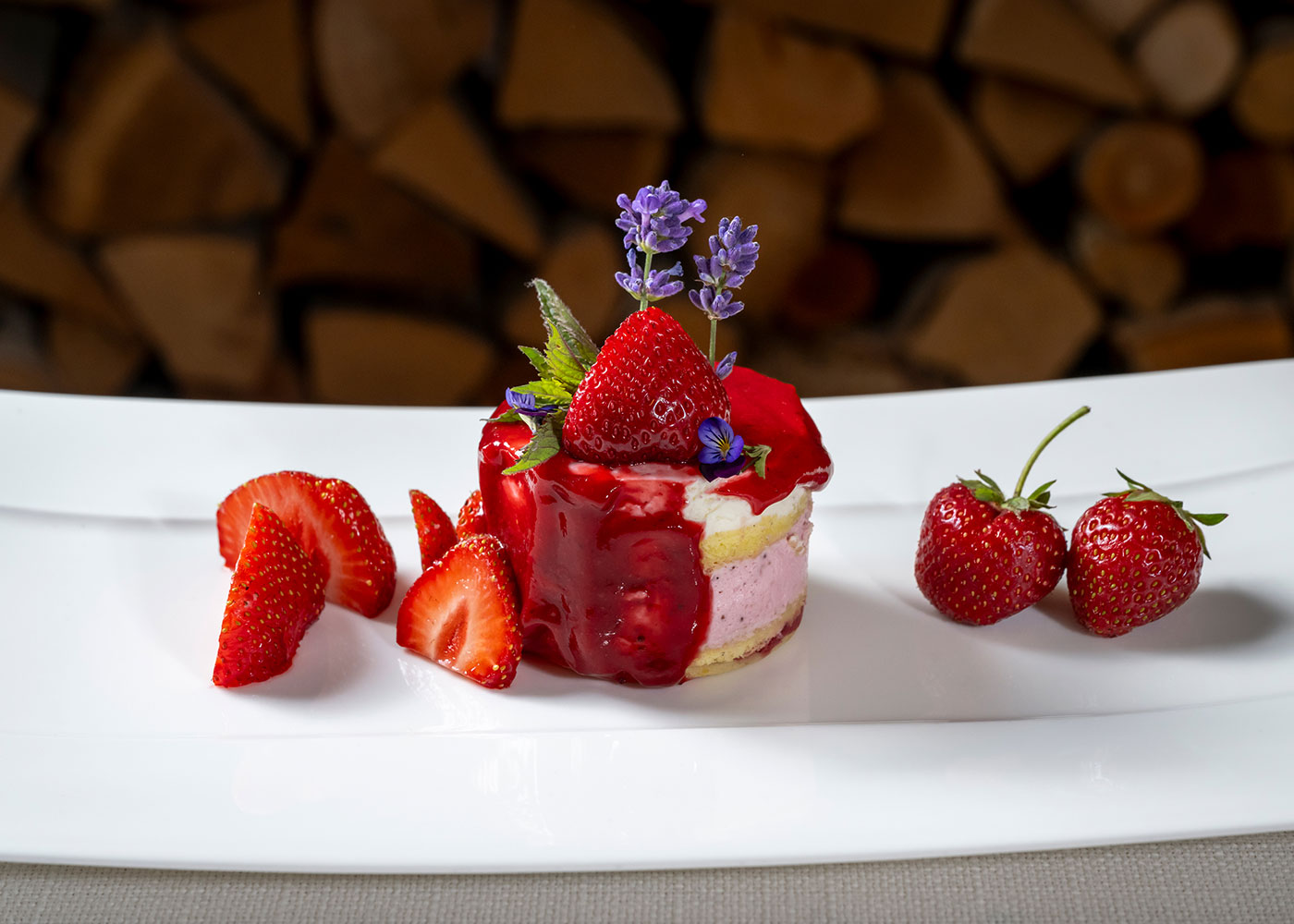 Feines Erdbeer-Dessert mit frischen Früchten aus dem vegetarischen Menü im Kammbräu